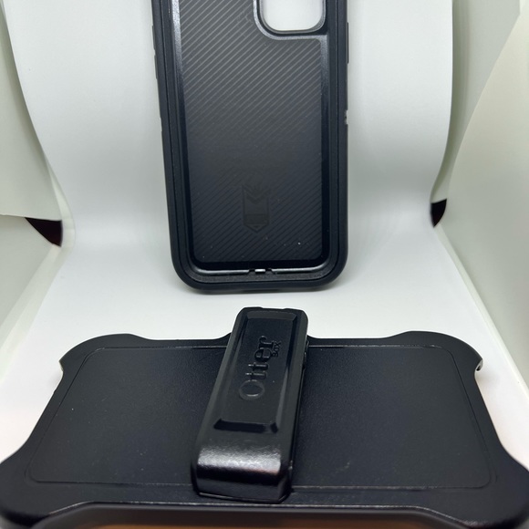 Lot of 3 iPhone 11 cases. 2 new, 1 like new - Picture 6 of 13